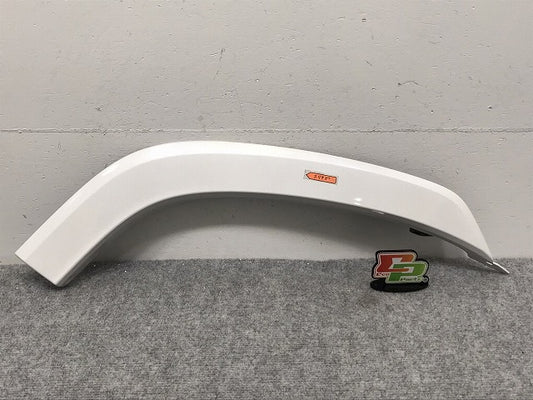 新車外し!ランドクルーザー/ランクル FJA300W/VJA300W 純正 右リア フェンダーアーチモール/オーバーフェンダー 75077-60060/1/2 ホワイトパール 090(128383)