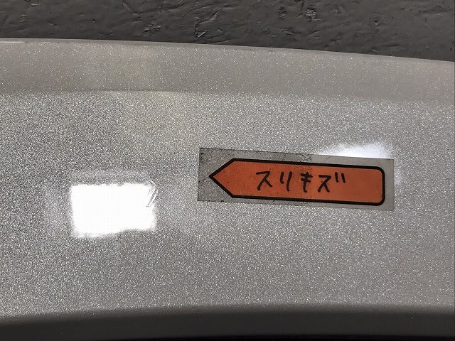 新車外し!ランドクルーザー/ランクル FJA300W/VJA300W 純正 右リア フェンダーアーチモール/オーバーフェンダー 75077-60060/1/2 ホワイトパール 090(128383)