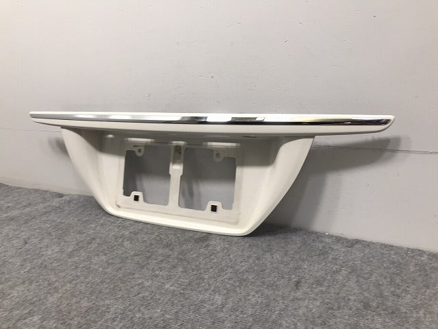 クラウン/アスリート/ロイヤル 200系 純正 リア ガーニッシュ ナンバー ライセンス/トランクガーニッシュ 76801-30200/10 ホワイトパール 070(128907)