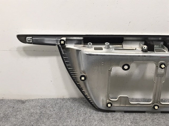 クラウン/アスリート/ロイヤル 200系 純正 リア ガーニッシュ ナンバー ライセンス/トランクガーニッシュ 76801-30200/10 ホワイトパール 070(128907)