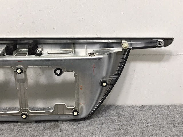 クラウン/アスリート/ロイヤル 200系 純正 リア ガーニッシュ ナンバー ライセンス/トランクガーニッシュ 76801-30200/10 ホワイトパール 070(128907)