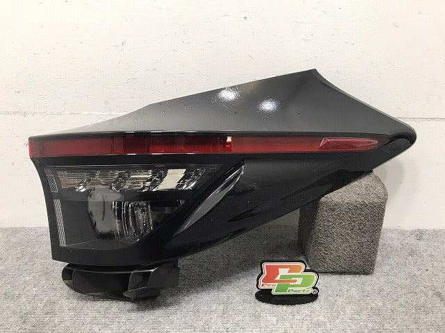 ヤリスクロス/ハイブリット MXPB10/MXPB15/MXPJ10/MXPJ15 純正 右テールランプ/ライト/レンズ LED 52-330/81550-52E60 81551-52E60(129043)