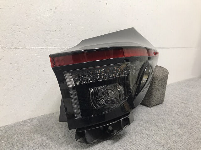 ヤリスクロス/ハイブリット MXPB10/MXPB15/MXPJ10/MXPJ15 純正 右テールランプ/ライト/レンズ LED 52-330/81550-52E60 81551-52E60(129043)