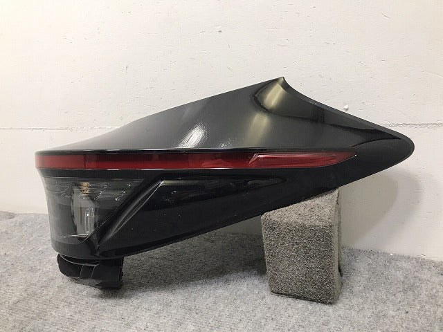 ヤリスクロス/ハイブリット MXPB10/MXPB15/MXPJ10/MXPJ15 純正 右テールランプ/ライト/レンズ LED 52-330/81550-52E60 81551-52E60(129043)