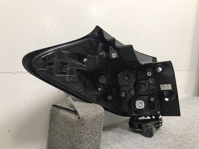 ヤリスクロス/ハイブリット MXPB10/MXPB15/MXPJ10/MXPJ15 純正 右テールランプ/ライト/レンズ LED 52-330/81550-52E60 81551-52E60(129043)