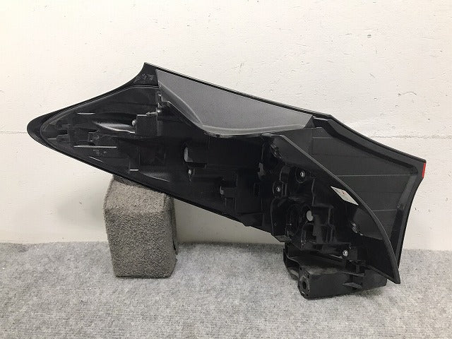 ヤリスクロス/ハイブリット MXPB10/MXPB15/MXPJ10/MXPJ15 純正 右テールランプ/ライト/レンズ LED 52-330/81550-52E60 81551-52E60(129043)