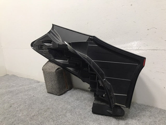 ヤリスクロス/ハイブリット MXPB10/MXPB15/MXPJ10/MXPJ15 純正 右テールランプ/ライト/レンズ LED 52-330/81550-52E60 81551-52E60(129043)