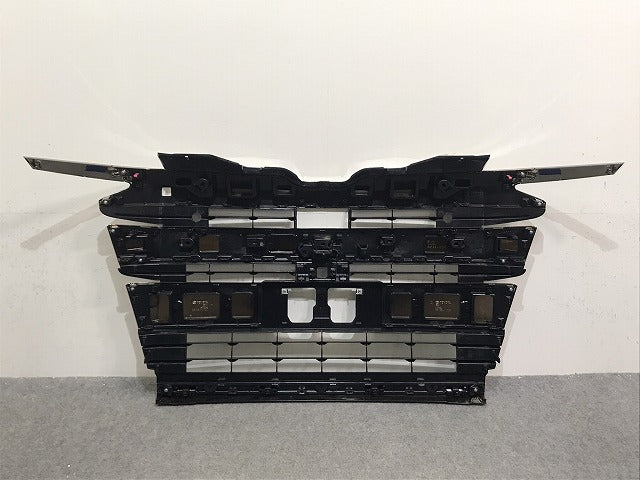 新車取り外し!ノア/SG/SZ 90系/ZWR90W/ZWR95W/MZRA90W/MZRA95W 純正 フロント グリル カメラ穴付 53101-V1020/53112-V1020(129291)