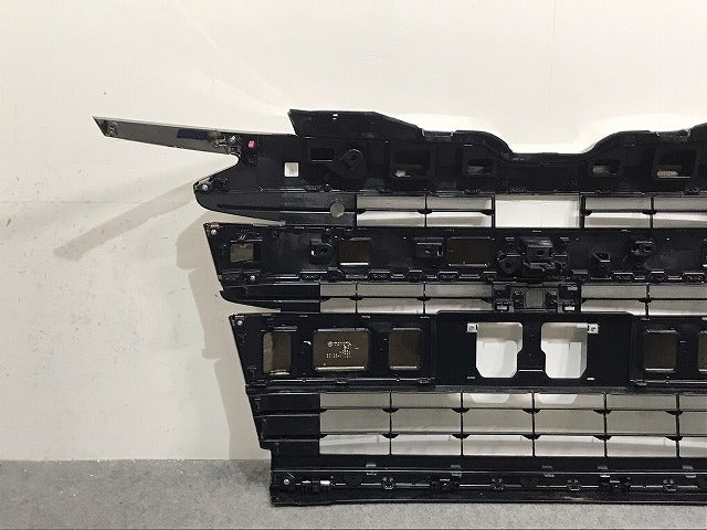新車取り外し!ノア/SG/SZ 90系/ZWR90W/ZWR95W/MZRA90W/MZRA95W 純正 フロント グリル カメラ穴付 53101-V1020/53112-V1020(129291)