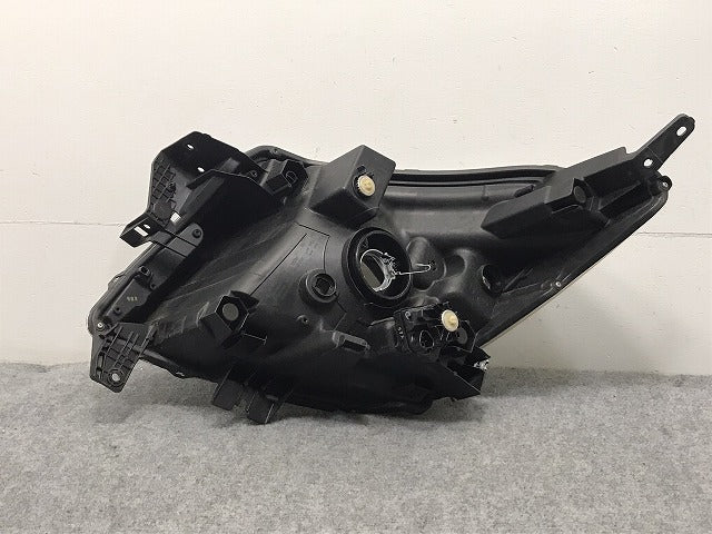 ソリオ MA26S/MA36S/MA46S 純正 右 ヘッドライト/ランプ ハロゲン レベライザー KOITO 100-59330 スズキ(129300)