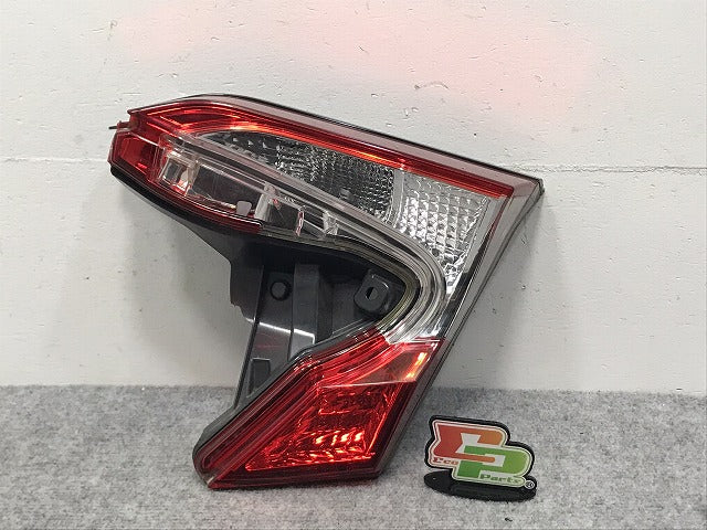 C-HR/CHR ZYX10/ZYX11/NGX50/NGX10 純正 右 テールランプ/フィニッシャーランプ/内側 ハロゲン KOITO 10-104 81581-10011 トヨタ(129380)