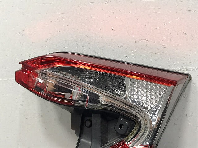 C-HR/CHR ZYX10/ZYX11/NGX50/NGX10 純正 右 テールランプ/フィニッシャーランプ/内側 ハロゲン KOITO 10-104 81581-10011 トヨタ(129380)