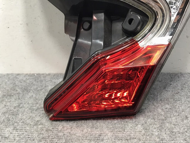 C-HR/CHR ZYX10/ZYX11/NGX50/NGX10 純正 右 テールランプ/フィニッシャーランプ/内側 ハロゲン KOITO 10-104 81581-10011 トヨタ(129380)