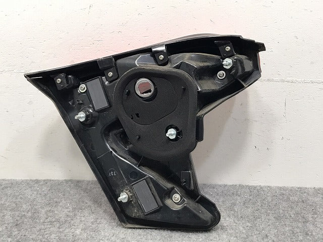 C-HR/CHR ZYX10/ZYX11/NGX50/NGX10 純正 右 テールランプ/フィニッシャーランプ/内側 ハロゲン KOITO 10-104 81581-10011 トヨタ(129380)