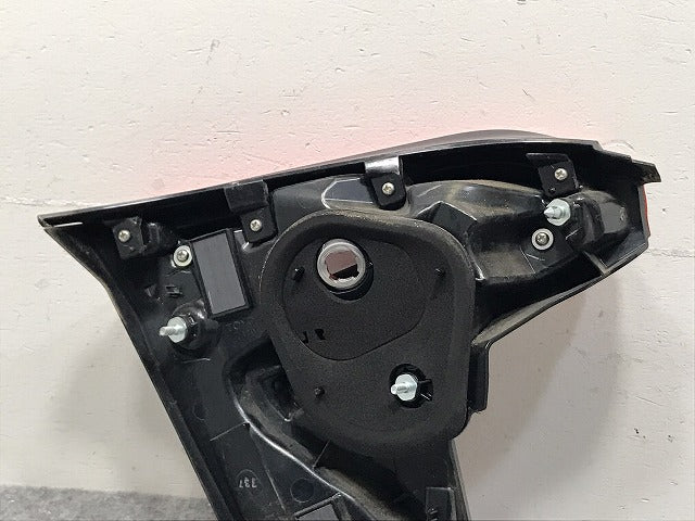 C-HR/CHR ZYX10/ZYX11/NGX50/NGX10 純正 右 テールランプ/フィニッシャーランプ/内側 ハロゲン KOITO 10-104 81581-10011 トヨタ(129380)