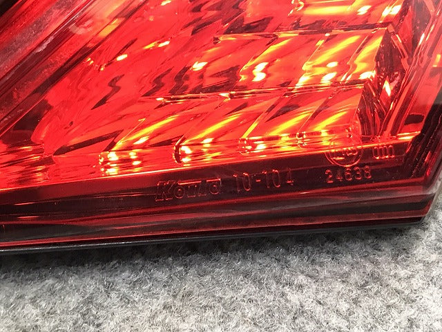 C-HR/CHR ZYX10/ZYX11/NGX50/NGX10 純正 右 テールランプ/フィニッシャーランプ/内側 ハロゲン KOITO 10-104 81581-10011 トヨタ(129380)
