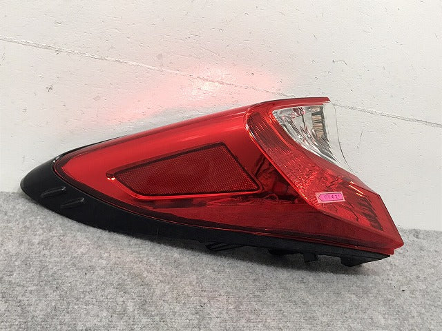 C-HR/CHR ZYX10/ZYX11/NGX50/NGX10 純正 左 テールランプ/ライト/レンズ ハロゲン 外側 KOITO 10-102 81561-10380 トヨタ(129381)