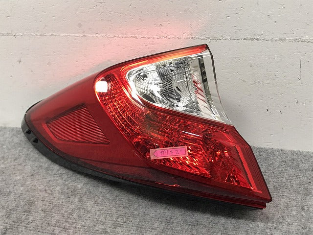 C-HR/CHR ZYX10/ZYX11/NGX50/NGX10 純正 左 テールランプ/ライト/レンズ ハロゲン 外側 KOITO 10-102 81561-10380 トヨタ(129381)
