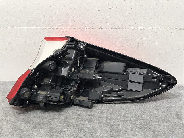 C-HR/CHR ZYX10/ZYX11/NGX50/NGX10 純正 左 テールランプ/ライト/レンズ ハロゲン 外側 KOITO 10-102 81561-10380 トヨタ(129381)