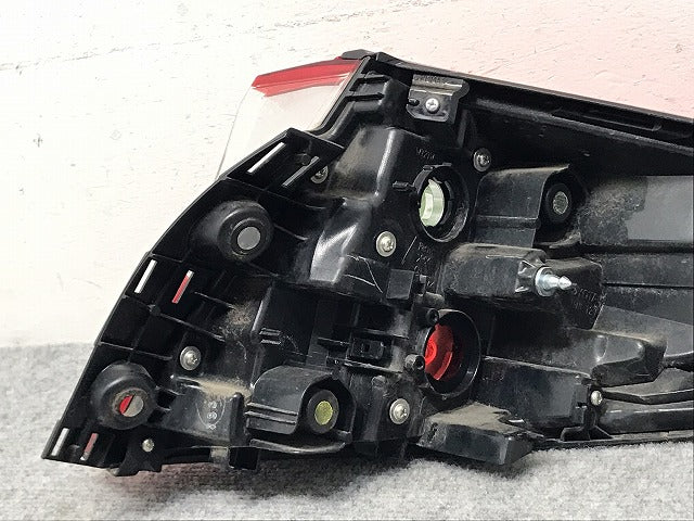 C-HR/CHR ZYX10/ZYX11/NGX50/NGX10 純正 左 テールランプ/ライト/レンズ ハロゲン 外側 KOITO 10-102 81561-10380 トヨタ(129381)