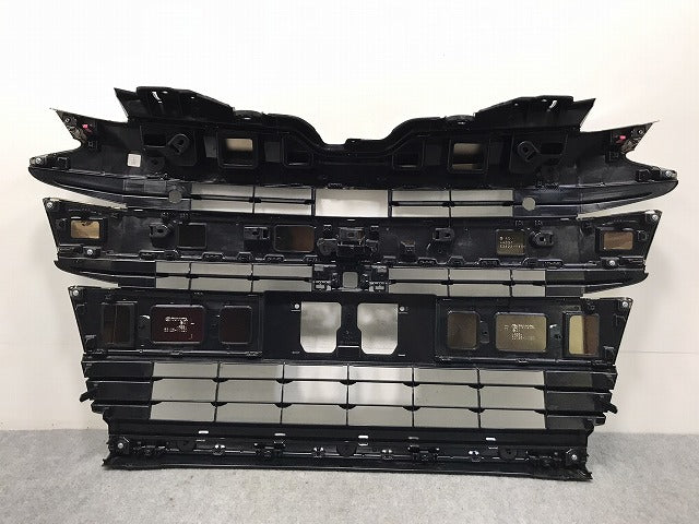 新車外し!ノア/SG/SZ 90系/ZWR90W/ZWR95W/MZRA90W/MZRA95W 純正 フロントグリル カメラ穴付 53101-V1020/53112-V1020 メッキ(129382)