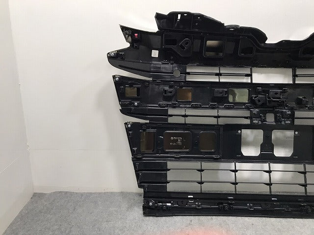 新車外し!ノア/SG/SZ 90系/ZWR90W/ZWR95W/MZRA90W/MZRA95W 純正 フロントグリル カメラ穴付 53101-V1020/53112-V1020 メッキ(129382)