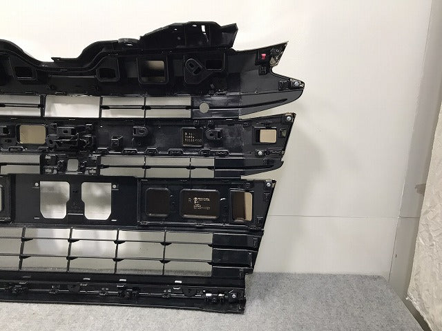 新車外し!ノア/SG/SZ 90系/ZWR90W/ZWR95W/MZRA90W/MZRA95W 純正 フロントグリル カメラ穴付 53101-V1020/53112-V1020 メッキ(129382)