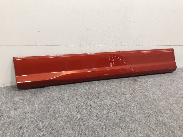 Q2 81A GACHZ/GACZE/GADFG/GADPC 純正 左フロントドア サイドパネル/ドアモール 81A.853.959.B/81A853959B オレンジ LY2Z アウディ(129417)