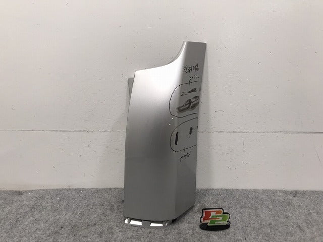 ヴォクシー/ノア/エスクァイア 80系/ZRR/80W/85W/80G/85G ZWR80W/ZWR80G 純正 右 リア コーナーカバー/アッパー 52165-28010 1F7(129480)