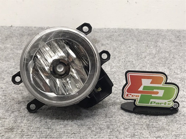 新車外し!トヨタ 汎用 アルファード/ヴェルファイア/ノア/ヴォクシー/アクア/プリウス 等 純正 右 フォグランプ/フォグライト 12-580(130117)