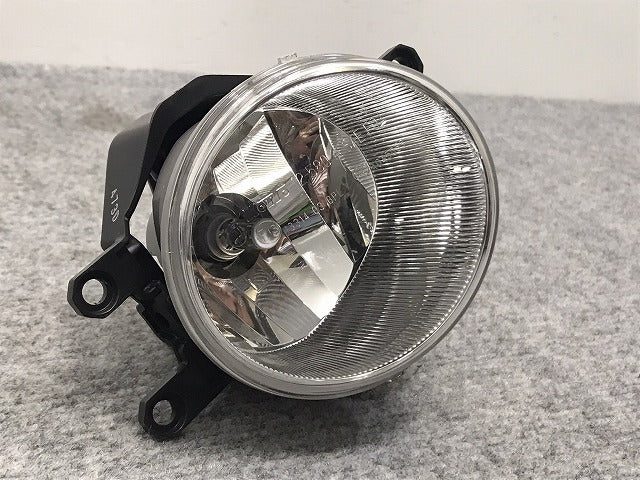 新車外し!トヨタ 汎用 アルファード/ヴェルファイア/ノア/ヴォクシー/アクア/プリウス 等 純正 右 フォグランプ/フォグライト 12-580(130117)
