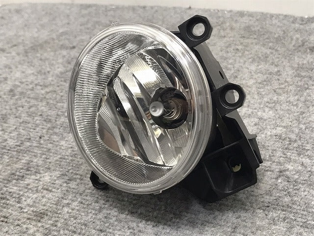 新車外し!トヨタ 汎用 アルファード/ヴェルファイア/ノア/ヴォクシー/アクア/プリウス 等 純正 右 フォグランプ/フォグライト 12-580(130117)