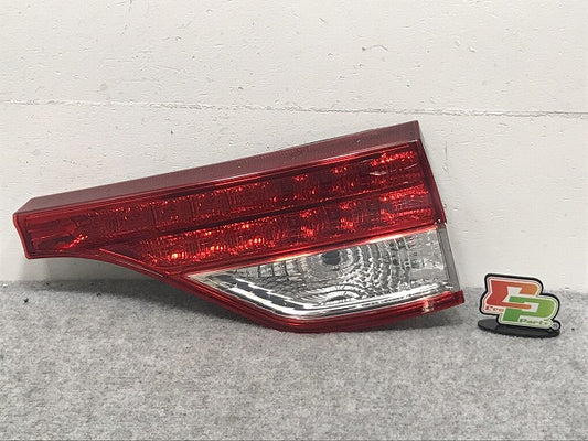 エスティマ/2型/3型 50系/ACR50W/ACR55W/GSR50W/GSR55W 純正 中期 右 テール/フィニッシャーランプ ハロゲン 28-209 81581-28262(130142)