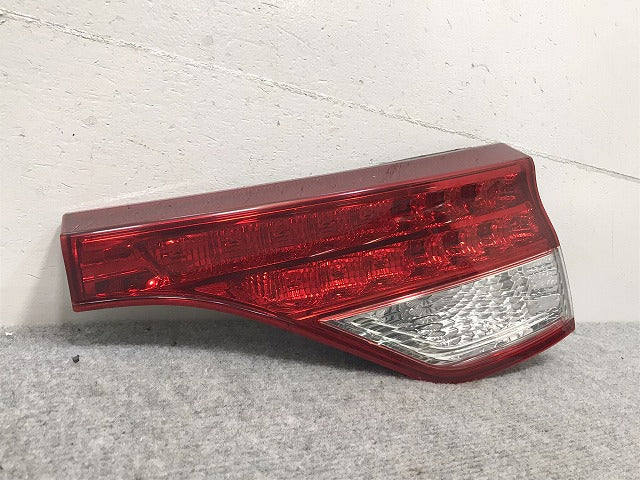エスティマ/2型/3型 50系/ACR50W/ACR55W/GSR50W/GSR55W 純正 中期 右 テール/フィニッシャーランプ ハロゲン 28-209 81581-28262(130142)