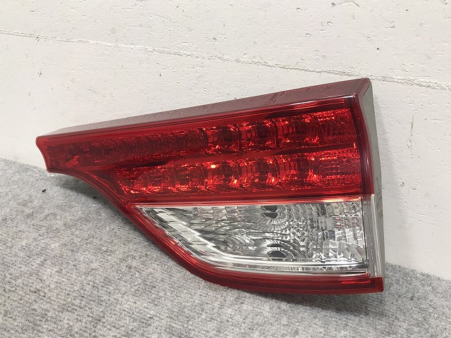エスティマ/2型/3型 50系/ACR50W/ACR55W/GSR50W/GSR55W 純正 中期 右 テール/フィニッシャーランプ ハロゲン 28-209 81581-28262(130142)