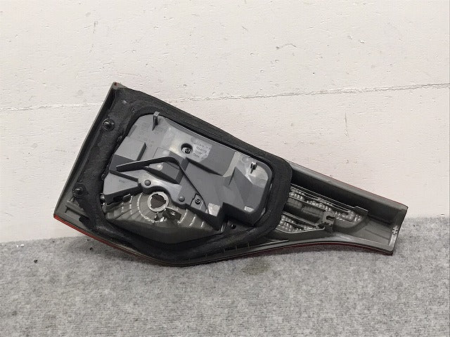 エスティマ/2型/3型 50系/ACR50W/ACR55W/GSR50W/GSR55W 純正 中期 右 テール/フィニッシャーランプ ハロゲン 28-209 81581-28262(130142)