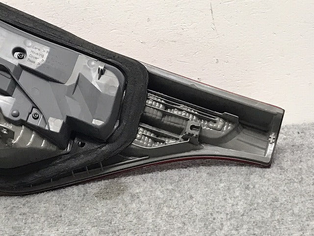 エスティマ/2型/3型 50系/ACR50W/ACR55W/GSR50W/GSR55W 純正 中期 右 テール/フィニッシャーランプ ハロゲン 28-209 81581-28262(130142)
