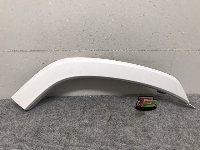 新車取り外し!ランドクルーザー/ランクル FJA300W/VJA300W 純正 右リア オーバーフェンダー/アーチモール 75077-60060/1/2 ホワイトパール 090 トヨタ(131002)