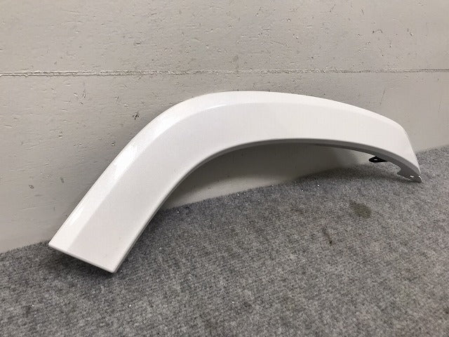 新車取り外し!ランドクルーザー/ランクル FJA300W/VJA300W 純正 右リア オーバーフェンダー/アーチモール 75077-60060/1/2 ホワイトパール 090 トヨタ(131002)