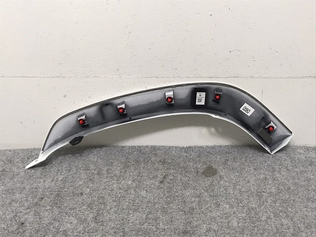 新車取り外し!ランドクルーザー/ランクル FJA300W/VJA300W 純正 右リア オーバーフェンダー/アーチモール 75077-60060/1/2 ホワイトパール 090 トヨタ(131002)