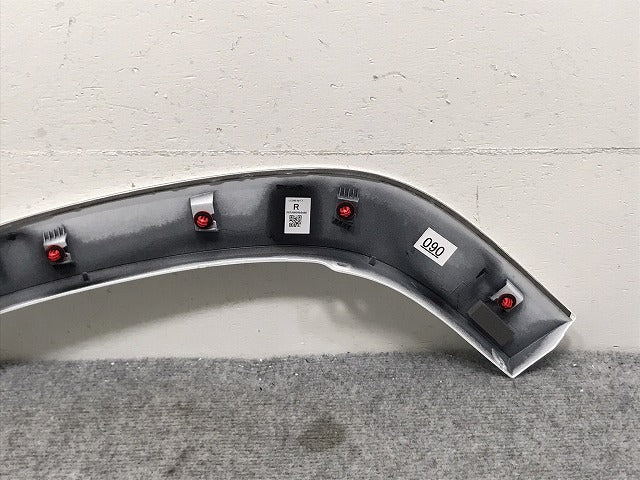 新車取り外し!ランドクルーザー/ランクル FJA300W/VJA300W 純正 右リア オーバーフェンダー/アーチモール 75077-60060/1/2 ホワイトパール 090 トヨタ(131002)