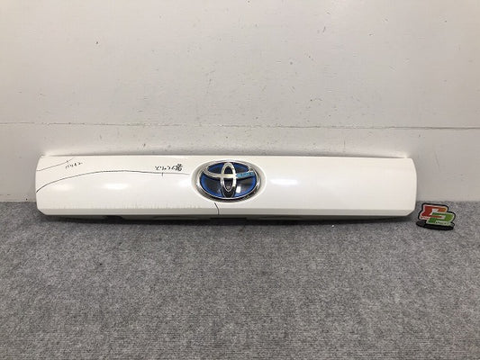 プリウス/アルファ/α ZVW40W/ZVW41W 純正 前期 リア ガーニッシュ/バックドアガーニッシュ 76801-47090/76811-47090 ホワイトパール 070(131250)