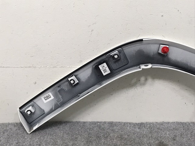 新車取り外し!ランドクルーザー/ランクル FJA300W/VJA300W 純正 右リア クォーター/オーバーフェンダー/フェンダーアーチモール 75605-60120 ホワイト 090(131420)