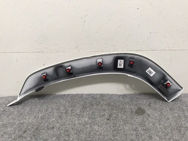新車外し!ランドクルーザー/ランクル FJA300W/VJA300W 純正 右リア フェンダーアーチモール/オーバーフェンダー 75077-60060 プレシャスホワイトパール 090(131421)