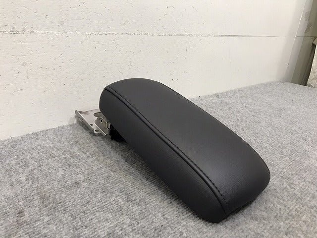 新品!カローラクロス COROLLA CROSS ZSG10 ZVG11 ZVG15 純正  アームレスト 肘掛 ひじ掛け 08281-16020 トヨタ(131455)