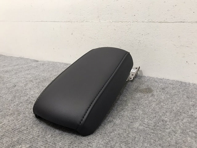新品!カローラクロス COROLLA CROSS ZSG10 ZVG11 ZVG15 純正  アームレスト 肘掛 ひじ掛け 08281-16020 トヨタ(131455)