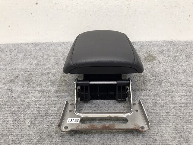新品!カローラクロス COROLLA CROSS ZSG10 ZVG11 ZVG15 純正  アームレスト 肘掛 ひじ掛け 08281-16020 トヨタ(131455)