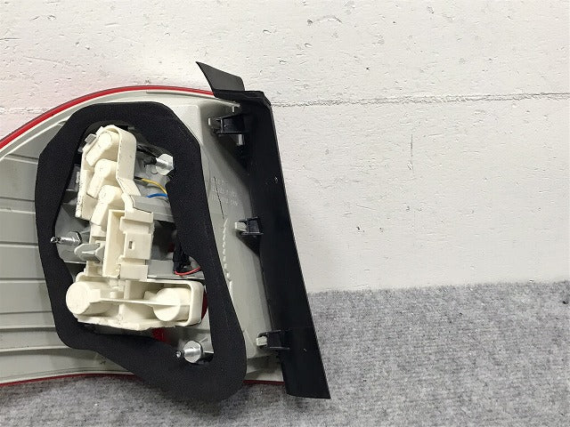 3シリーズ E91 純正 後期 右 テールランプ ライト レンズ LED 7289432 BMW(131724)