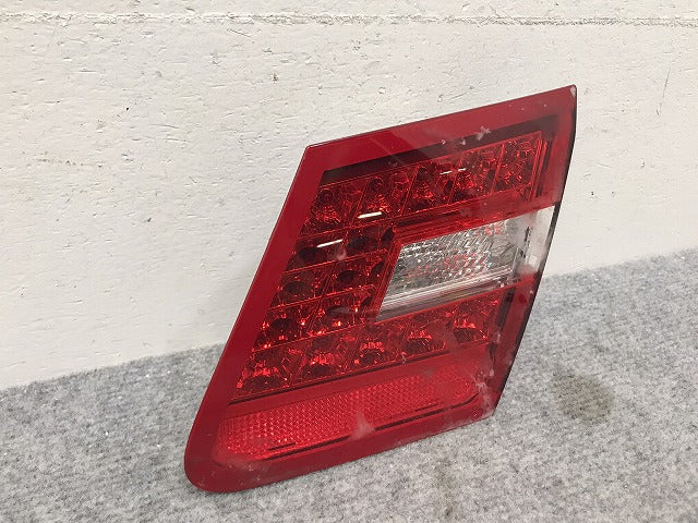 Eクラス クーペ C207 純正 前期 右 テールランプ フィニッシャーランプ ライト レンズ 内側 LED A2078200464 メルセデスベンツ(131730)