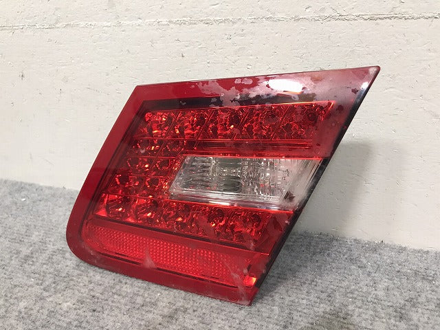 Eクラス クーペ C207 純正 前期 右 テールランプ フィニッシャーランプ ライト レンズ 内側 LED A2078200464 メルセデスベンツ(131730)